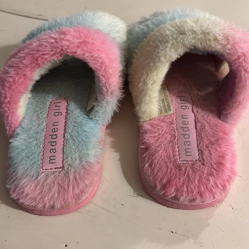 🍀Madden Girl Pink and Multicolor Kids Slippers
